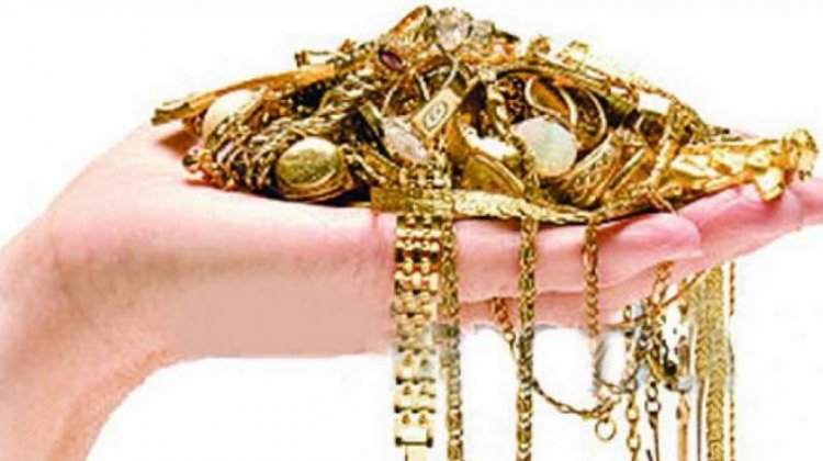 Gold falls Rs 100 on subdued jewellers' buying