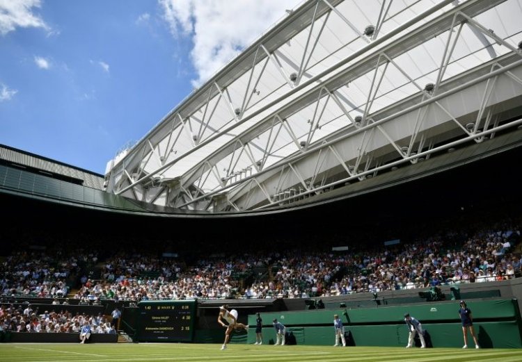 New Wimbledon roof used for first time