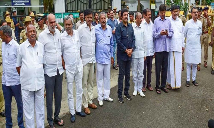 JD(S)-Cong govt under threat as 14 MLAs submit resignation