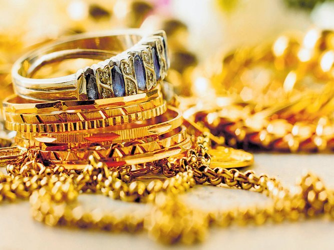 Gold plunges Rs 600 on weak global cues, muted demand