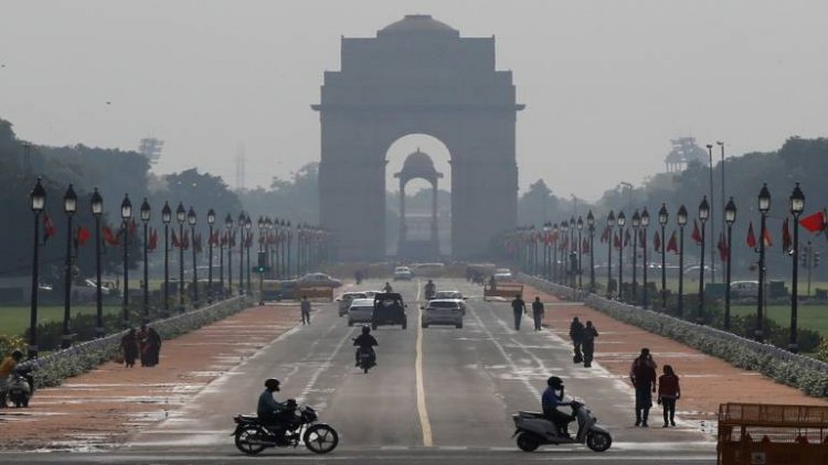 Overcast Sunday morning in Delhi, light rain forecast