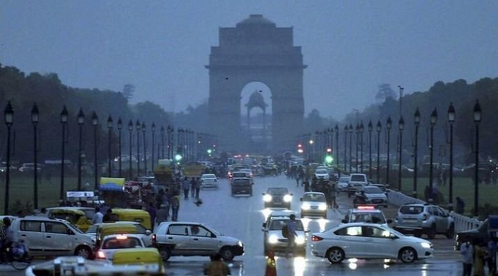 Overcast sky in Delhi, light rains likely on Monday