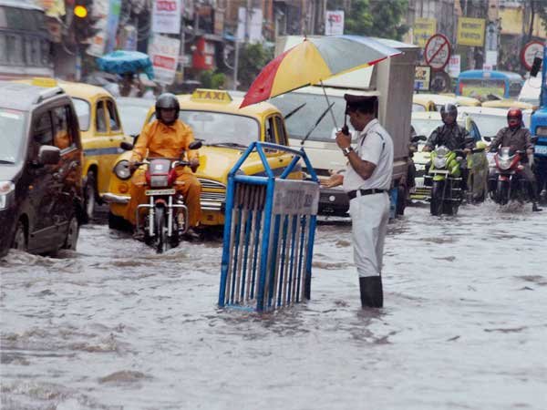 Rain batters Kolkata, cripples normal life