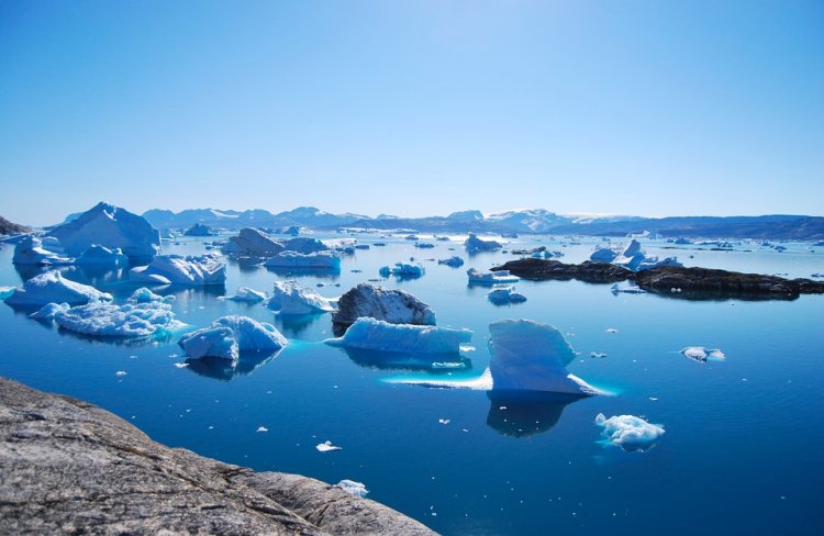 Greenland loses 11 billion tonnes of ice in one day