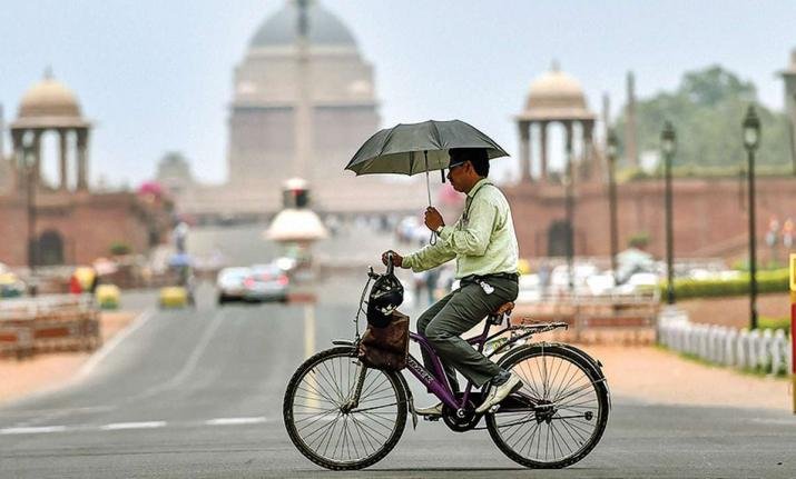 Humid morning in Delhi, light rain likely
