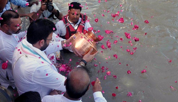 Jaitley's ashes immersed in Ganga