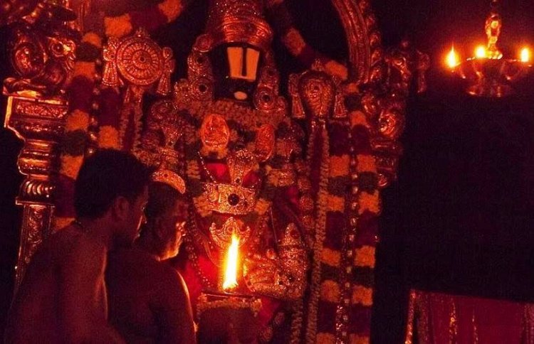 Karnataka CM offers prayers at Tirupati temple