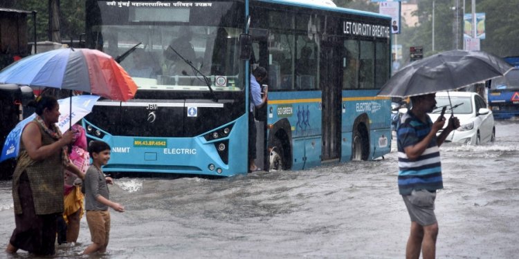 IMD issues 'red alert' as heavy rains pound Mumbai
