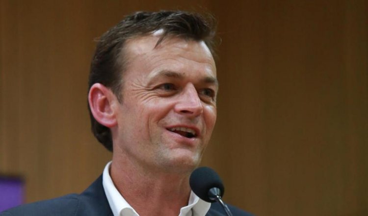 Gilchrist interacts with DU students