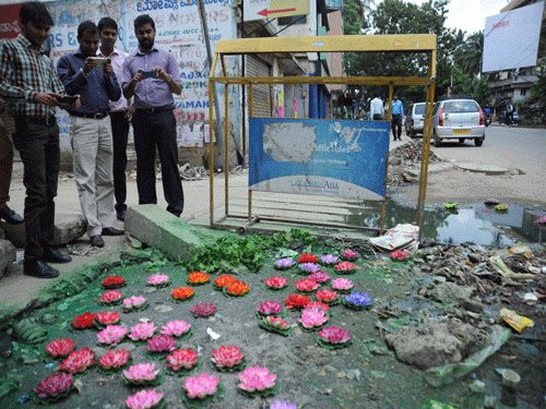 VBA workers plant lotuses in potholes on roads in Akola