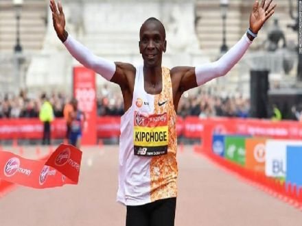 Kenya's Kipchoge starts race to bust two-hour marathon barrier
