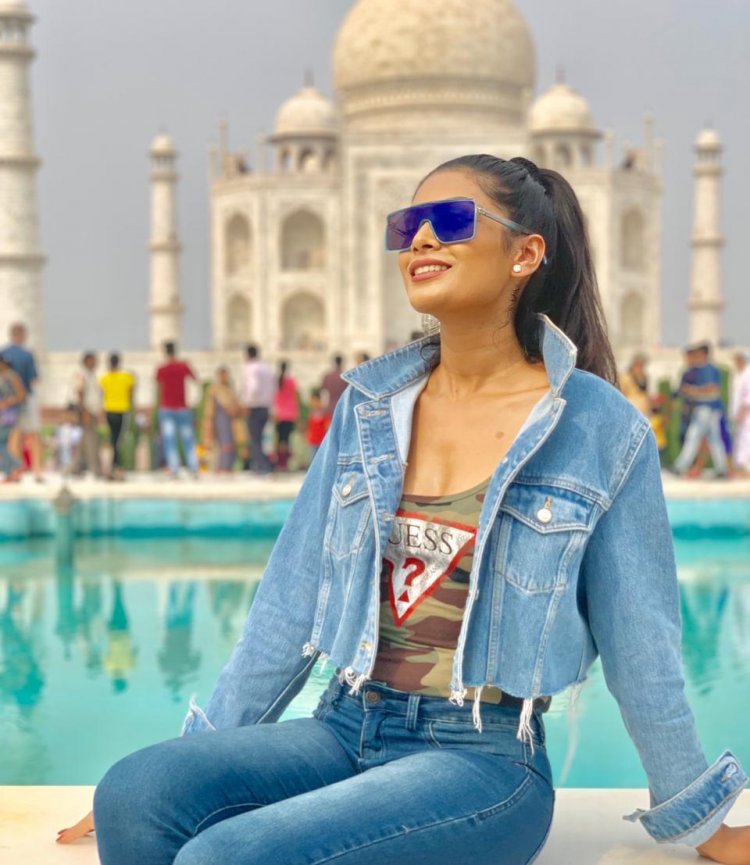 Actress Lopamudra gets mobbed by fans at the Taj Mahal, Raises environmental concerns on her visit