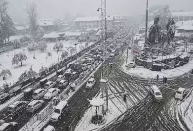 JK highway closed for second consecutive day, 4,000 vehicles stranded