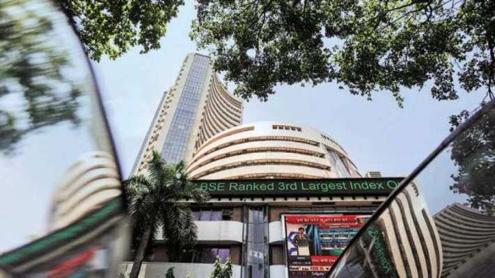 Market starts on a cautious note amid weak global cues
