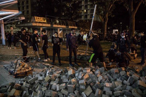 Hong Kong faces third day of chaos after night of rage