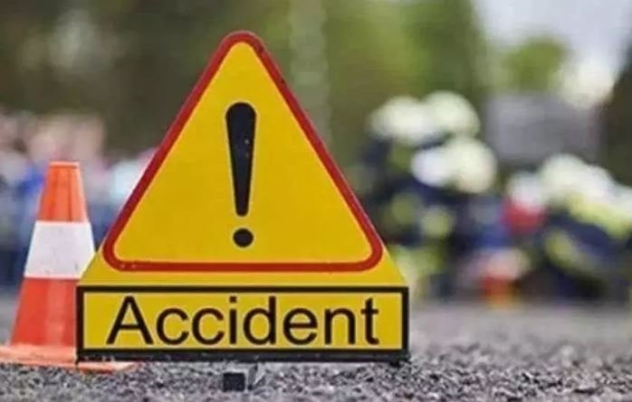 11 injured after mini truck overturns