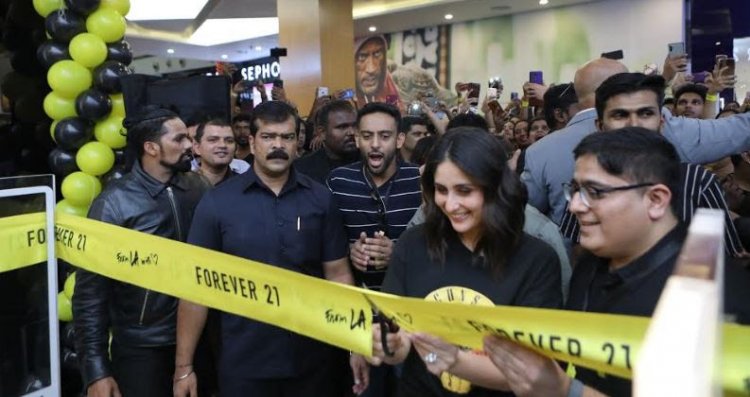 Kareena Kapoor Khan Unveils the Remodeled All New Forever 21 at Orion Mall in Bangalore