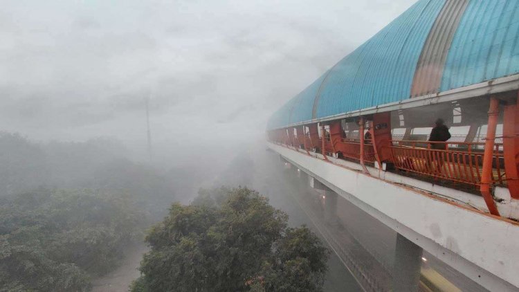 Dense fog engulfs Delhi, flight, train services hit