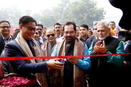 Yogi, Naqvi inaugurate Lucknow 'Hunar Haat'