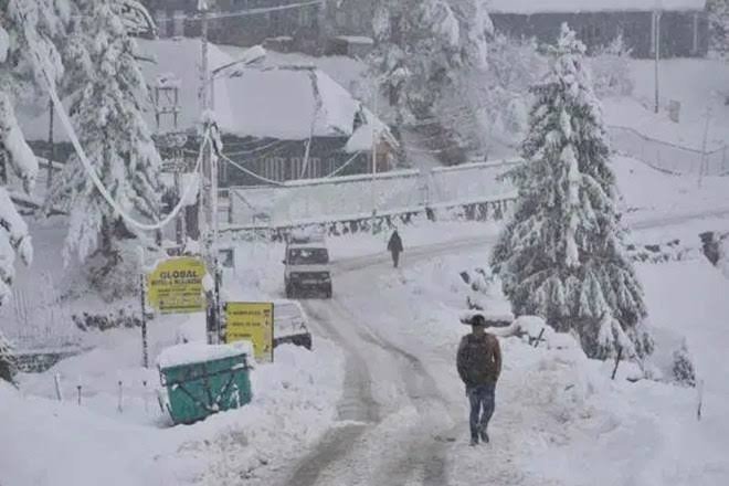 Fresh snowfall in Kashmir, disrupts flight operations