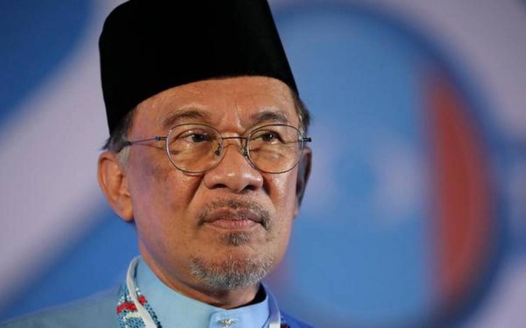 Malaysia drops sex assault probe of PM-in-waiting Anwar