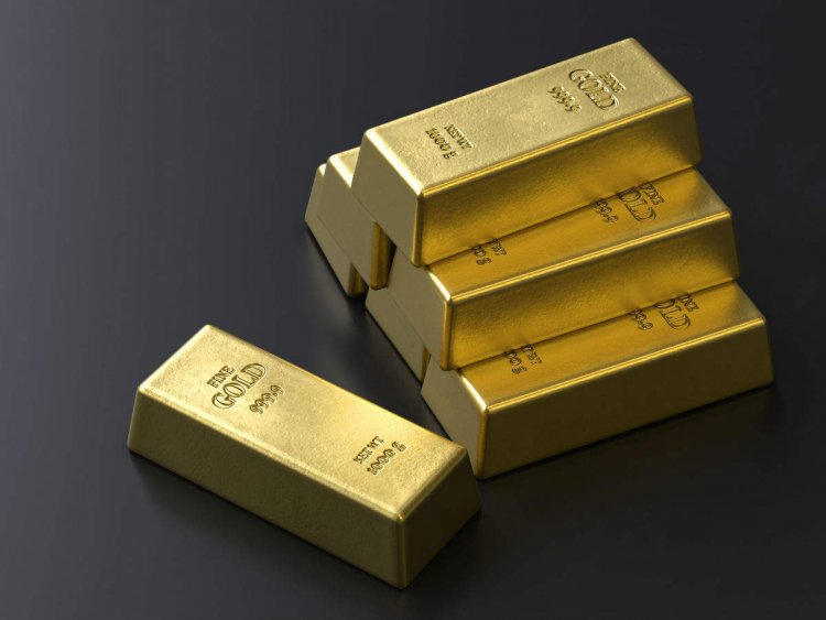 Gold soars Rs 953 on weaker rupee, global cues