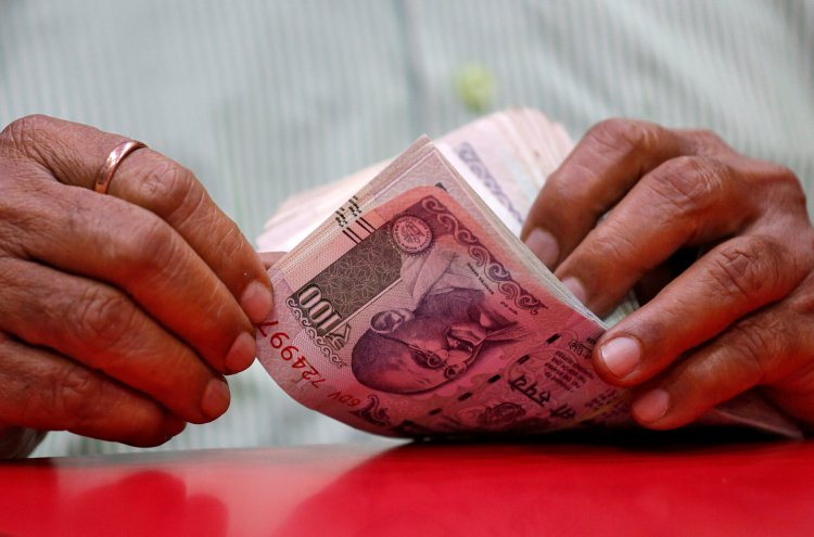 Rupee rises 15 paise to 75.58 against US dollar in early trade