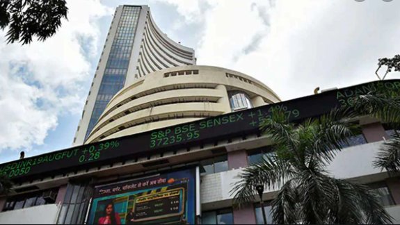 Sensex falls over 300 pts in early trade; HCL Tech jumps 3 pc