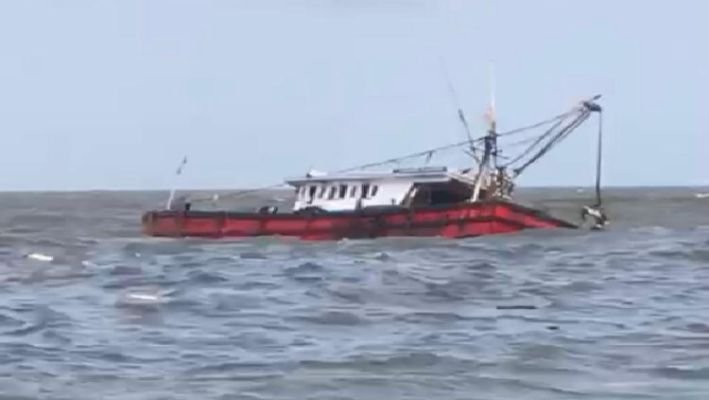 Boat sinks after hitting rock, six fishermen rescued