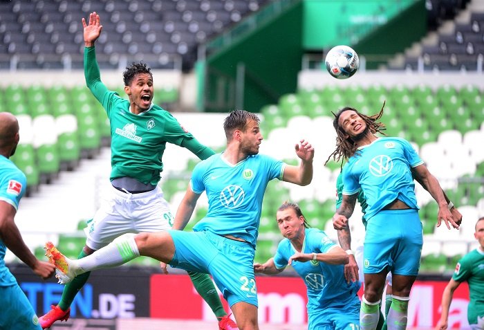 More German teams kneel before games, Wolfsburg beats Werder