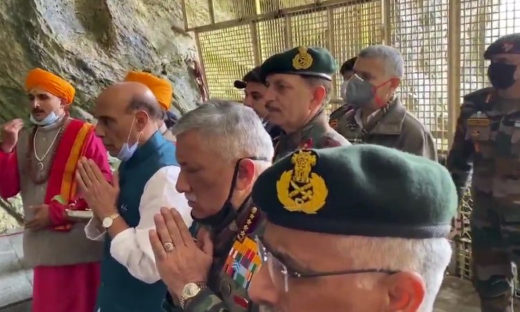 Rajnath Singh offers prayers at Amarnath cave shrine