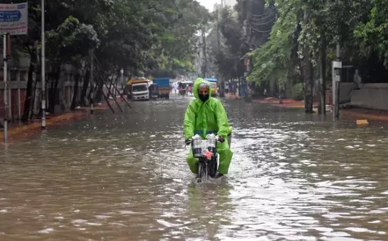 Rains lash Delhi; no relief from water logging woes