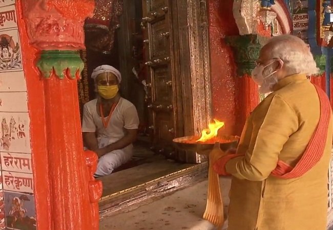 PM offers prayers at Hanumangarhi temple