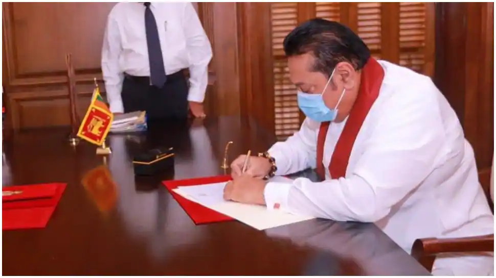 Mahinda Rajapaksa takes oath as Sri Lankan Prime Minister
