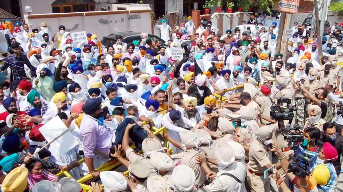 SAD takes out march against Punjab hooch tragedy