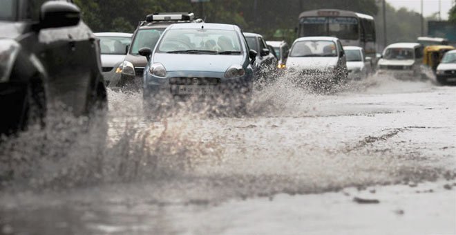 Heavy rains lead to traffic snarls in Delhi