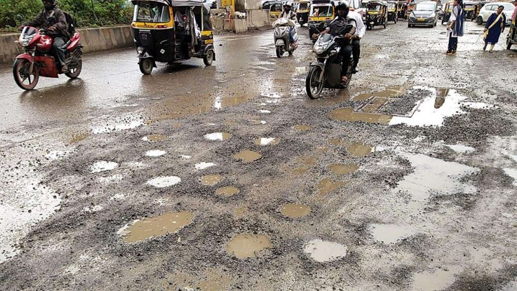 Thane mayor blames civic officials for potholes on roads