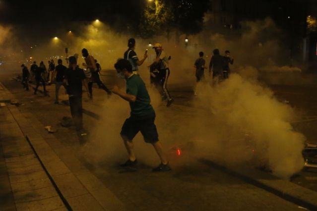 PSG fans clash with Paris riot police after CL defeat