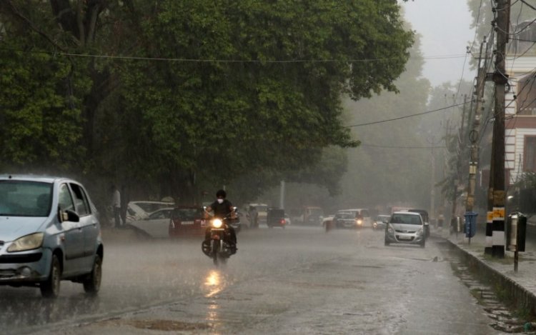 Heavy rains bring respite from heat in Kashmir
