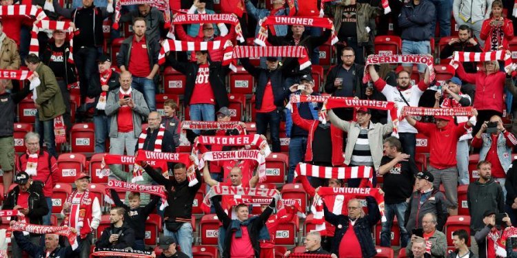 Union Berlin hosts 4,500 soccer fans amid pandemic