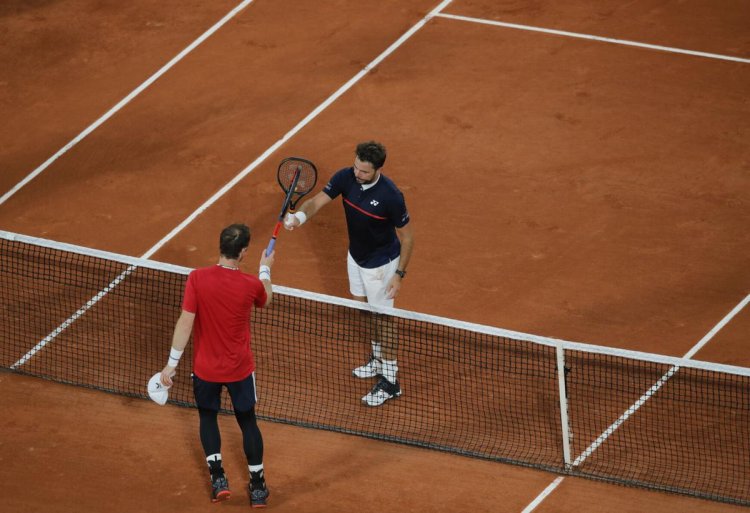Wawrinka routs Murray in Slam champ matchup at French Open