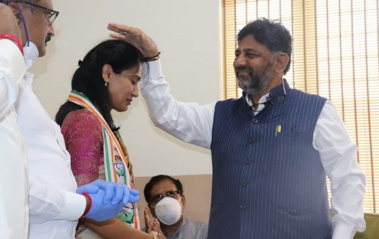 Wife of late IAS officer joins Congress