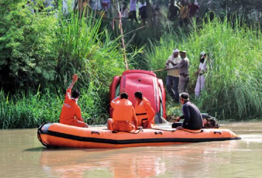 Guj: 3 drown, 1 missing after car falls into canal