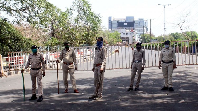 Oshiwara Police raids at Just wellness Spa in Adarsh Nagar Andheri , busts sex racket