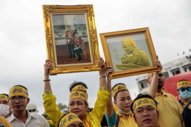 Thai Royalists Rally to Counter Surging Protests