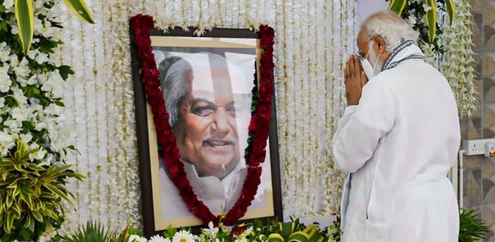 PM pays tributes to ex-CM Keshubhai Patel, meets his kin
