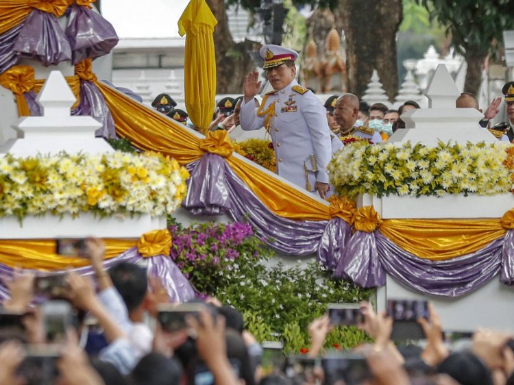 Thai king hands out diplomas at protest movement stronghold