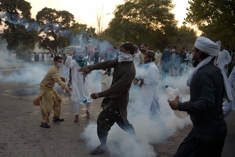 Pakistan Police Fires Tear Gas At Protesters Approaching French Embassy
