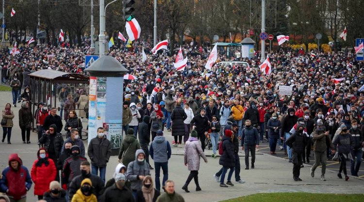 Thousands protest in Belarus amid continued crackdown
