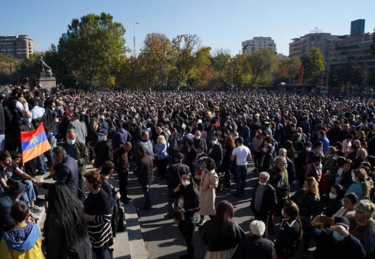 Thousands of Armenians Demand Prime Minister Quit